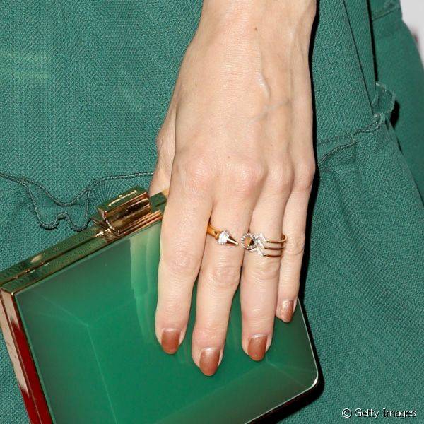 Durante uma premiação dessa semana a atriz Michelle Monaghan usou esmalte dourado para combinar com acessórios da mesma cor